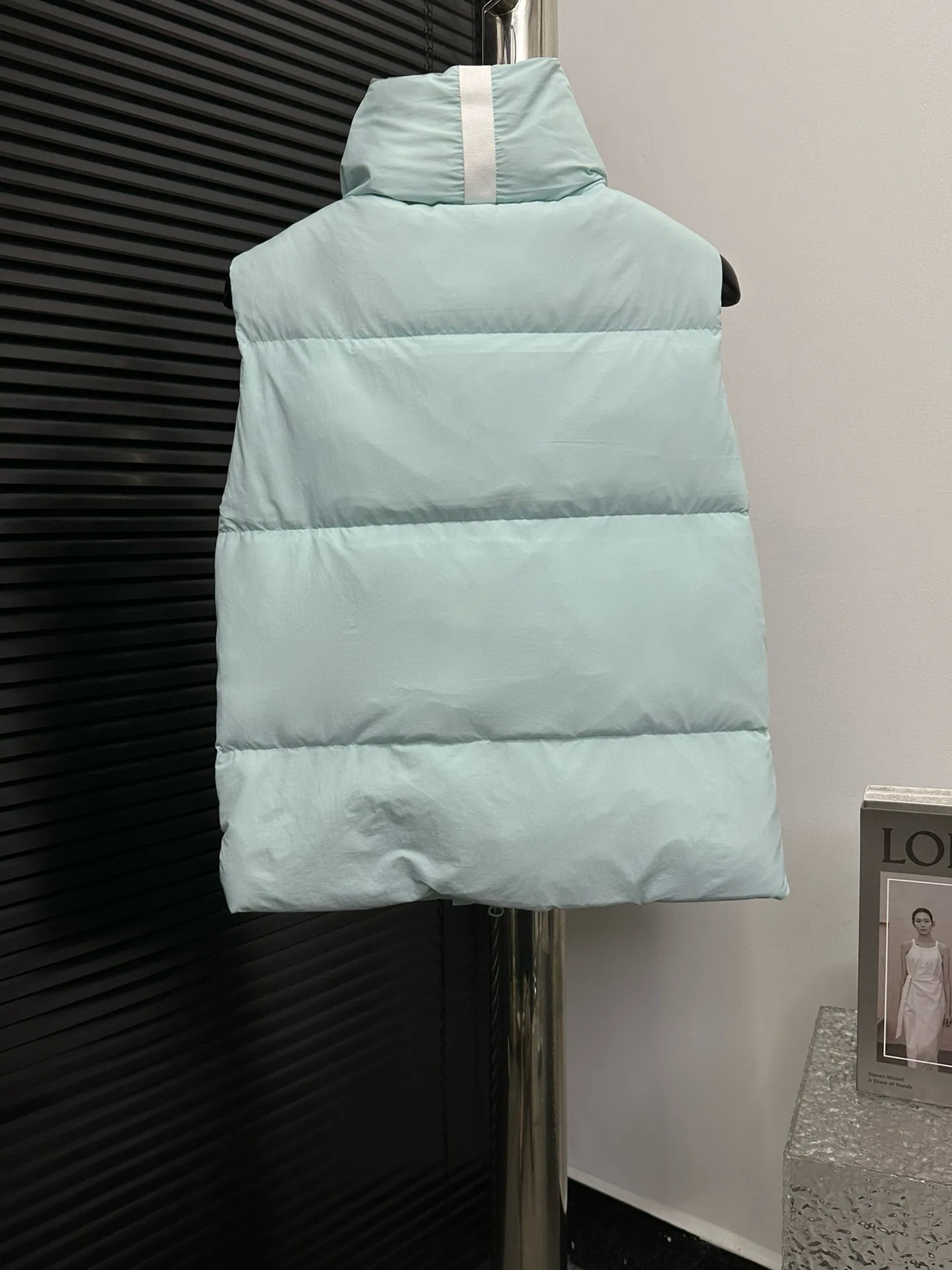P480 [Canadagoose] Canada Goose White Label Glacier Down Vest Canada Goose's new "Northern Lights Series" down vest Canada Goose's new "Northern Lights" Northern Lights White Label down vest is now available! The light and layered colors give people the feeling of being trapped in the mist around icebergs and glaciers. It can be said to be very dreamy! Original YKK zipper, Size:XS-XXL